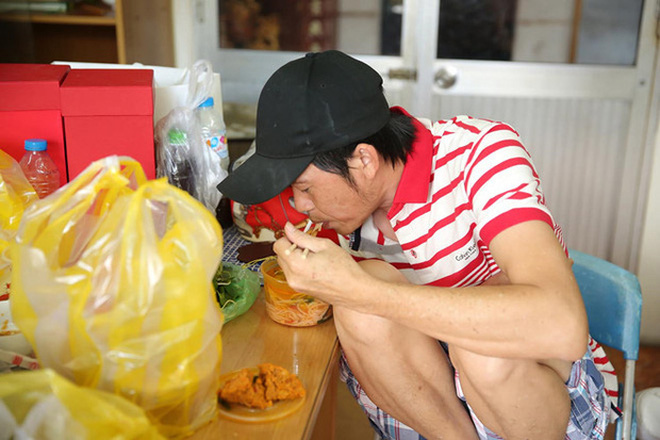 Hoài Linh xin khán giả đừng ném đá”, tiết lộ lý do mặc áo cũ suốt 5 năm-2