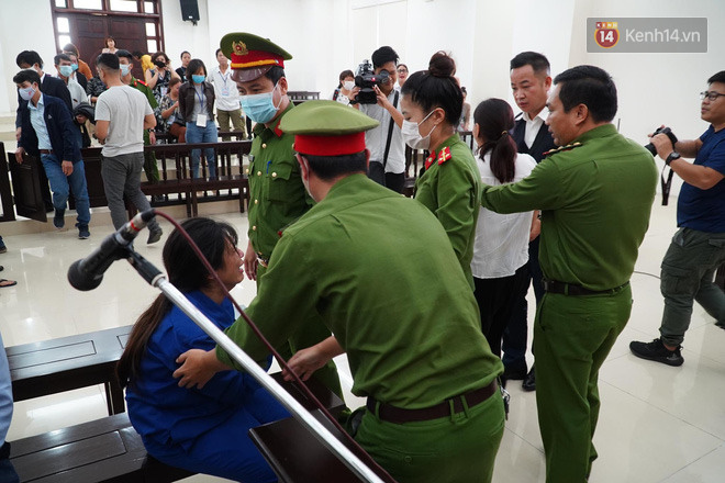 Nữ bị cáo bạo hành con 3 tuổi đến chết quỳ sụp xuống đất, cầu mong mẹ xin giảm án cho chồng: Chẳng còn ý nghĩa gì nữa khi chồng con chết-4