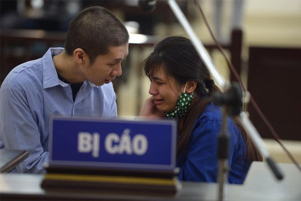 Nữ bị cáo bạo hành con 3 tuổi đến chết quỳ sụp xuống đất, cầu mong mẹ xin giảm án cho chồng: Chẳng còn ý nghĩa gì nữa khi chồng con chết-7