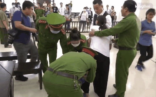 Nữ bị cáo bạo hành con 3 tuổi đến chết quỳ sụp xuống đất, cầu mong mẹ xin giảm án cho chồng: Chẳng còn ý nghĩa gì nữa khi chồng con chết-3