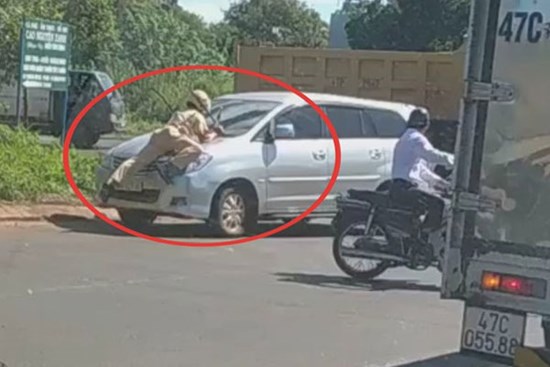 Đắk Lắk: CSGT đang làm nhiệm vụ, bị hất lên nắp capo