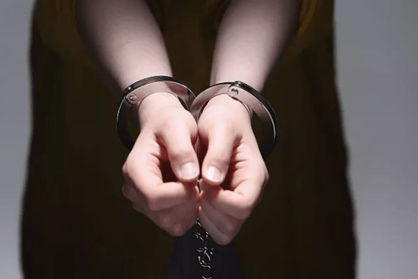 Đi làm về, vợ sững sờ khi thấy chồng cùng nhân tình thân mật trên sô pha và màn phản đòn của kẻ thứ 3-2