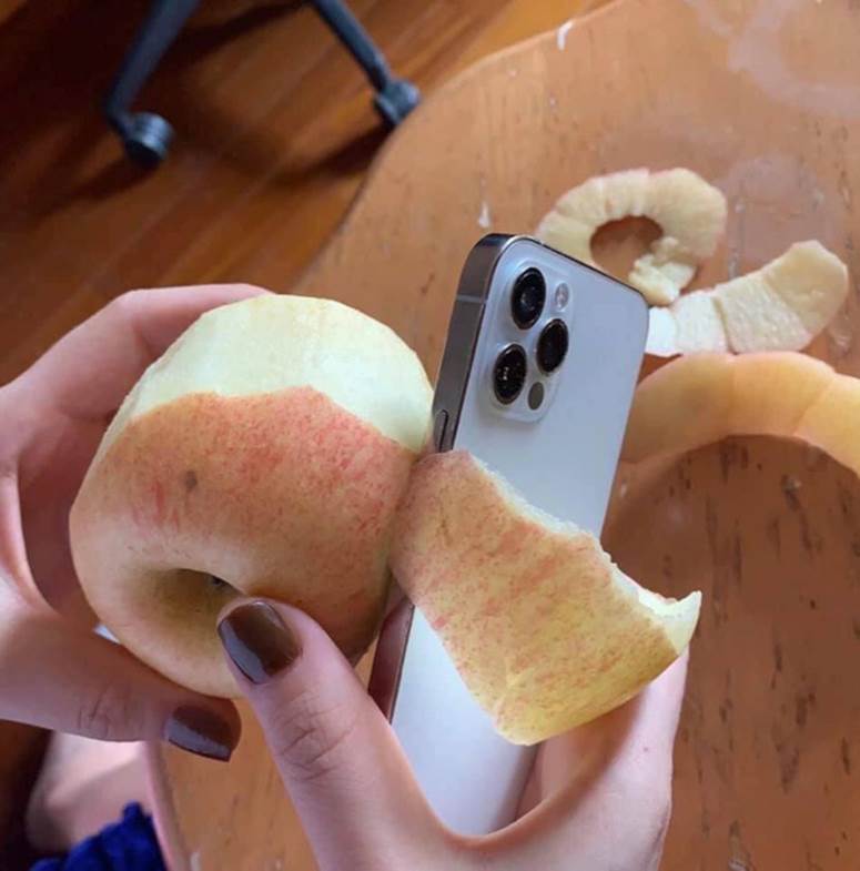 Khi muốn ăn táo mà không có dao, bạn có thể gọt vỏ bằng... iPhone 12-1