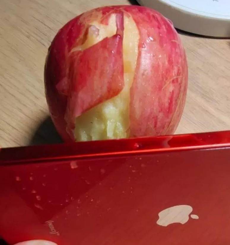 Khi muốn ăn táo mà không có dao, bạn có thể gọt vỏ bằng... iPhone 12-3