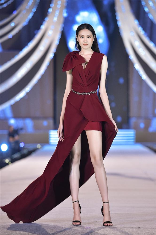 Dự đoán top 3 Hoa hậu Việt Nam 2020: Mỹ nữ 10x sở hữu đôi chân 1m1 đánh bại Bạn gái tin đồn Đoàn Văn Hậu ngồi lên ngôi vị cao nhất?-15