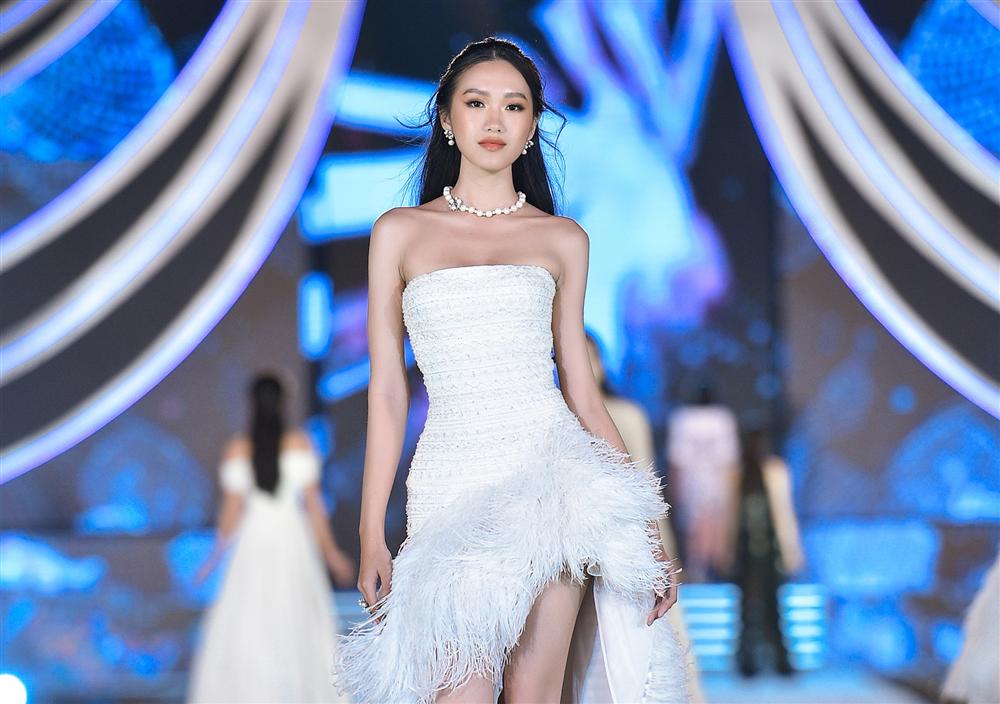 Dự đoán top 3 Hoa hậu Việt Nam 2020: Mỹ nữ 10x sở hữu đôi chân 1m1 đánh bại Bạn gái tin đồn Đoàn Văn Hậu ngồi lên ngôi vị cao nhất?-12