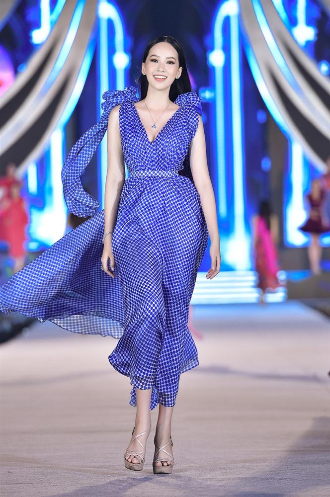 Dự đoán top 3 Hoa hậu Việt Nam 2020: Mỹ nữ 10x sở hữu đôi chân 1m1 đánh bại Bạn gái tin đồn Đoàn Văn Hậu ngồi lên ngôi vị cao nhất?-19