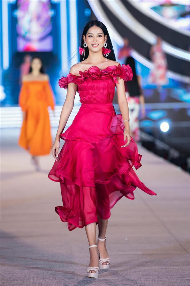 Dự đoán top 3 Hoa hậu Việt Nam 2020: Mỹ nữ 10x sở hữu đôi chân 1m1 đánh bại Bạn gái tin đồn Đoàn Văn Hậu ngồi lên ngôi vị cao nhất?-33