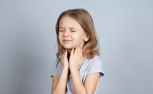 Trẻ hay bị viêm họng vào mùa đông có phải là do lạnh? Bệnh tuy đơn giản nhưng bố mẹ chớ chủ quan-1