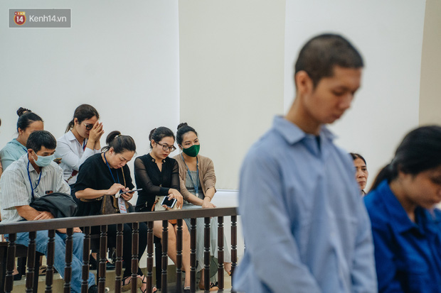 Clip nữ bị cáo bạo hành con gái 3 tuổi liên tục khóc lóc xin lỗi khi chồng nhận án tử, người tham dự phiên tòa phẫn nộ: Người cần được xin lỗi là bé M.-2