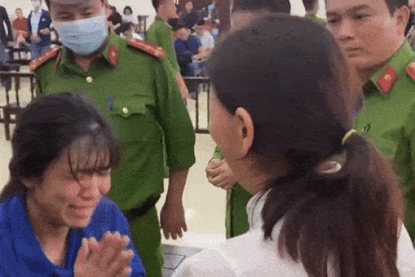 Clip nữ bị cáo bạo hành con gái 3 tuổi liên tục khóc lóc xin lỗi khi chồng nhận án tử, người tham dự phiên tòa phẫn nộ: 