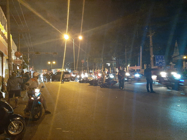 TP.HCM: Ô tô tông cả chục xe máy đang dừng đèn đỏ, nhiều người bị thương nằm la liệt trên đường-3