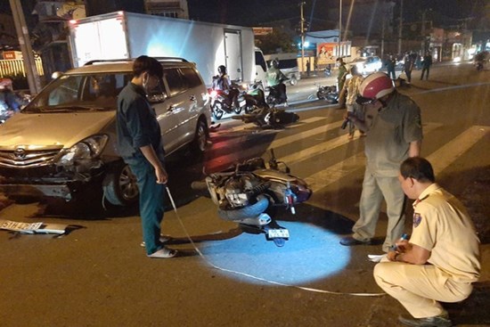 TP.HCM: Ô tô tông cả chục xe máy đang dừng đèn đỏ, nhiều người bị thương nằm la liệt trên đường