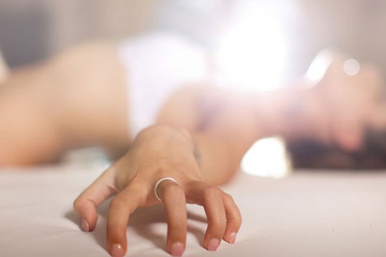 Củ đậu gãy đôi nửa ngoài, nửa trong 