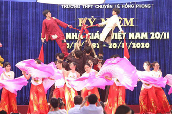 Chen chúc mua quà 20/11, chọn tấm thiệp, chờ cả tiếng mới trả nổi tiền-5