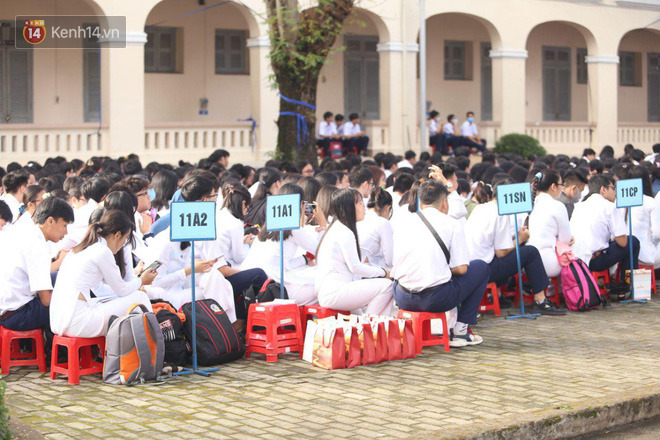Ngày nhà giáo Việt Nam 20/11 tại các trường THPT: Học sinh bây giờ diễn văn nghệ đỉnh quá-18