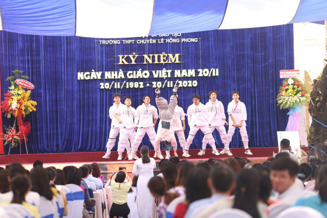 Ngày nhà giáo Việt Nam 20/11 tại các trường THPT: Học sinh bây giờ diễn văn nghệ đỉnh quá-24