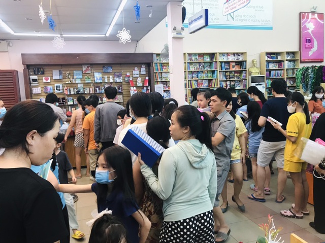 Chen chúc mua quà 20/11, chọn tấm thiệp, chờ cả tiếng mới trả nổi tiền-2