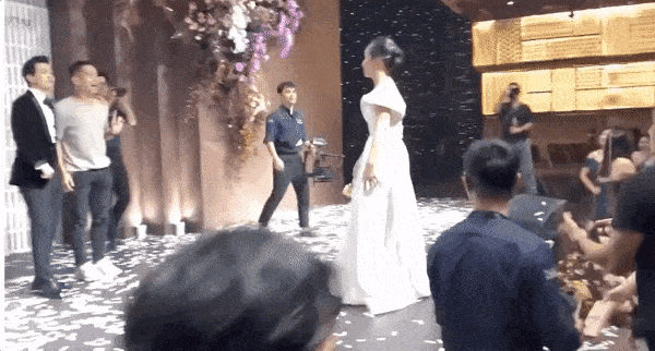 Khoảnh khắc Viên Minh mải mê tung hoa cưới, ai dè hết Văn Toàn đến Hồng Duy quấn lấy chú rể Công Phượng sau lưng-1