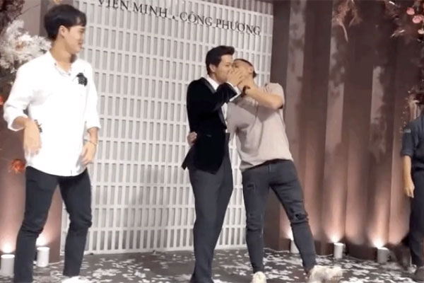 Khoảnh khắc Viên Minh mải mê tung hoa cưới, ai dè hết Văn Toàn đến Hồng Duy quấn lấy chú rể Công Phượng sau lưng-2