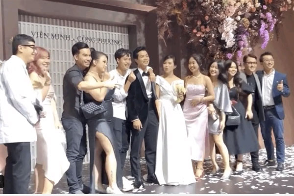 Khoảnh khắc Viên Minh mải mê tung hoa cưới, ai dè hết Văn Toàn đến Hồng Duy quấn lấy chú rể Công Phượng sau lưng-3