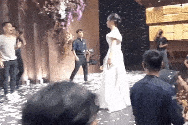 Dân mạng truy lùng danh tính cô gái độc thân khiến Văn Toàn ngại ngùng khi đứng đối diện, còn thẳng tay giành hoa trong đám cưới Công Phượng-7