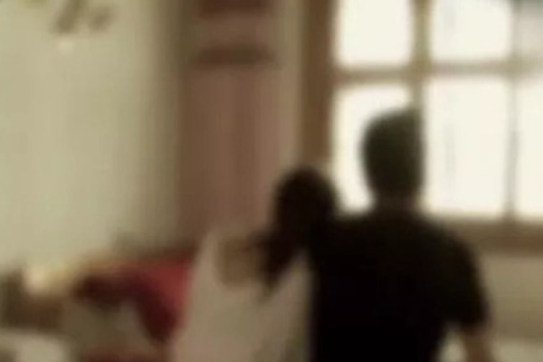 Em trai đến thăm nhà không báo trước, người anh hôm sau giả vờ đi làm để rồi bắt gặp cảnh tượng cay đắng của vợ-3