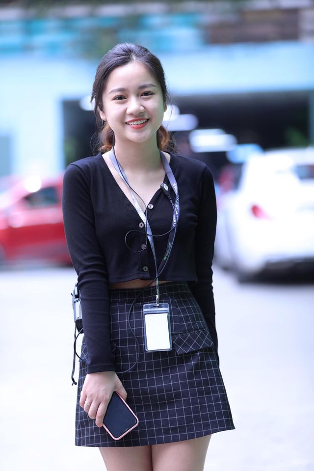 Dân mạng truy lùng danh tính cô gái độc thân khiến Văn Toàn ngại ngùng khi đứng đối diện, còn thẳng tay giành hoa trong đám cưới Công Phượng-6