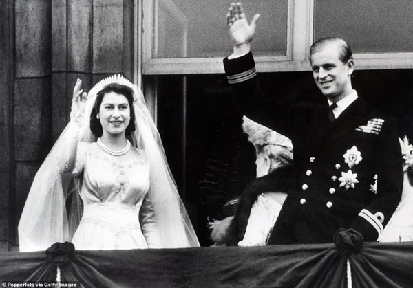 Vợ chồng Nữ hoàng Anh kỷ niệm 73 năm ngày cưới bằng bức hình ý nghĩa chứa chi tiết khiến vợ chồng Meghan Markle phải xấu hổ-3
