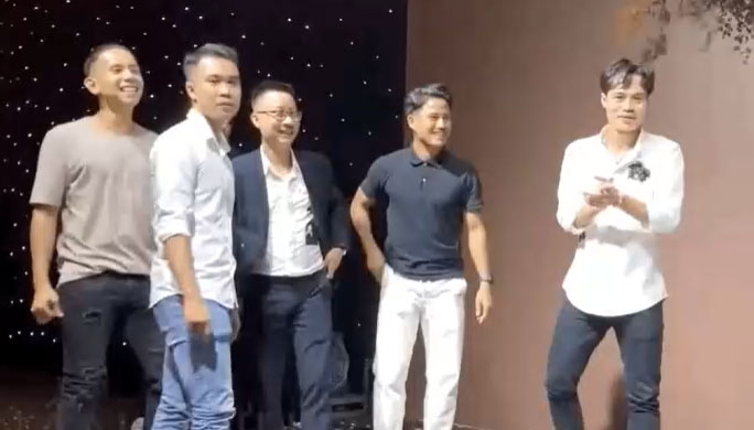 Dân mạng truy lùng danh tính cô gái độc thân khiến Văn Toàn ngại ngùng khi đứng đối diện, còn thẳng tay giành hoa trong đám cưới Công Phượng-1