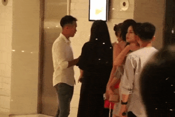 Dân mạng truy lùng danh tính cô gái độc thân khiến Văn Toàn ngại ngùng khi đứng đối diện, còn thẳng tay 