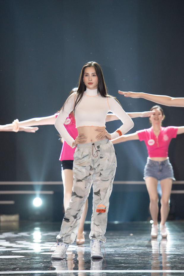 Tổng duyệt chung kết HHVN 2020: Tiểu Vy - Hoàng Thuỳ Linh đọ sắc bất phân thắng bại, Á hậu Kiều Loan lộ diện sau tin đồn hẹn hò-1