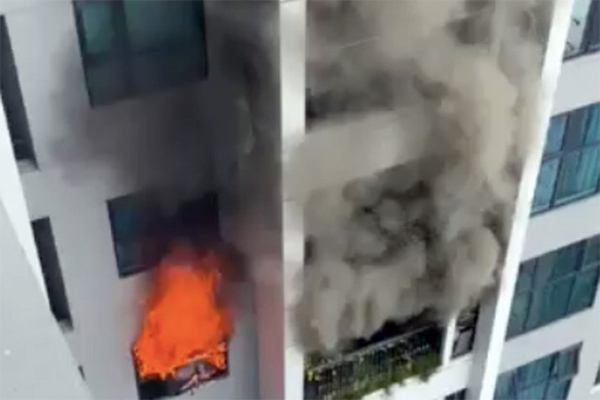 Hà Nội: Cháy dữ dội tại chung cư ở Hà Đông sau tiếng nổ lớn, người dân hoảng loạn chạy từ tầng 13 xuống đất lánh nạn-6