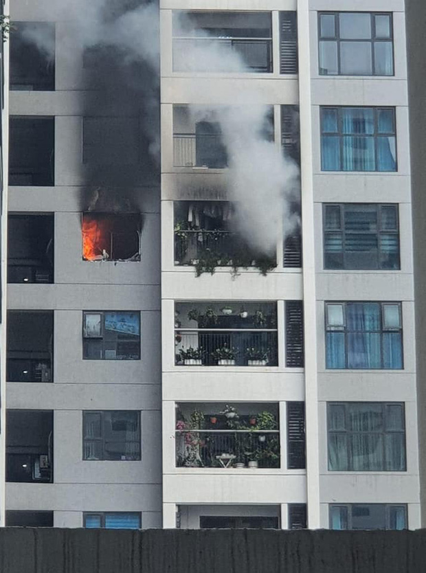 Hà Nội: Cháy lớn căn hộ chung cư tại Hồ Tùng Mậu, hàng trăm người dân tháo chạy-1