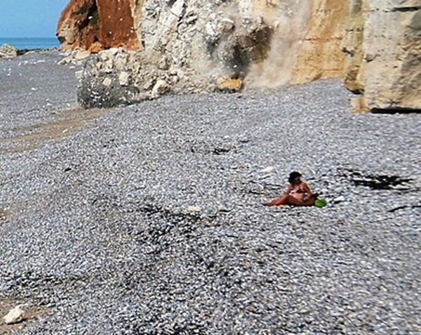 Thảnh thơi mặc bikini ngồi hóng gió trên bãi biển, cô gái không ngờ bản thân may mắn thoát khỏi Tử thần trong gang tấc-3