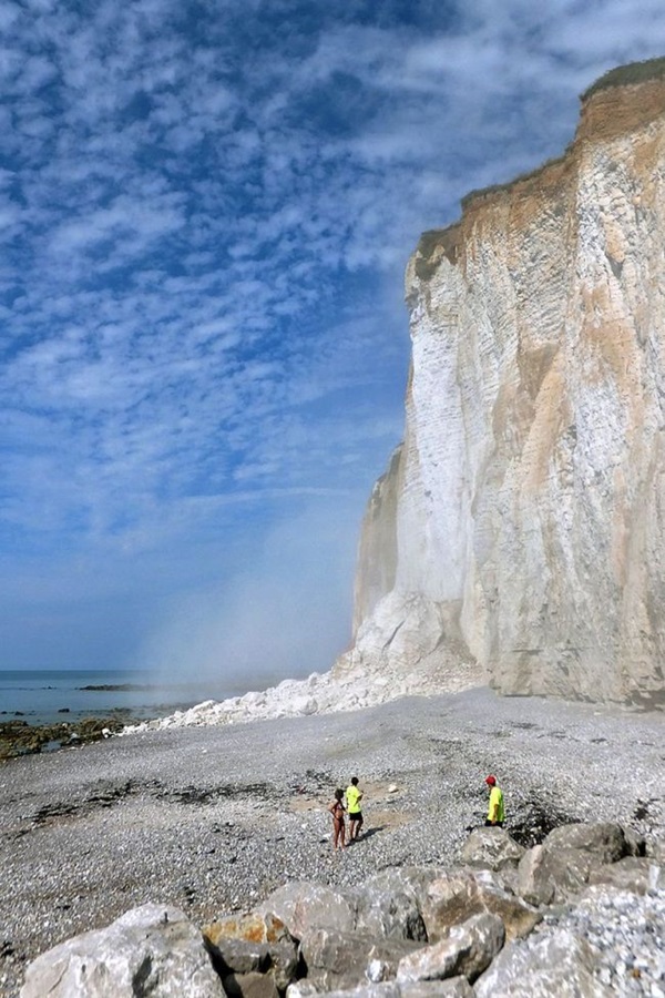 Thảnh thơi mặc bikini ngồi hóng gió trên bãi biển, cô gái không ngờ bản thân may mắn thoát khỏi Tử thần trong gang tấc-6