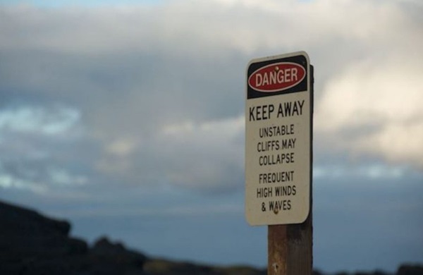 Thảnh thơi mặc bikini ngồi hóng gió trên bãi biển, cô gái không ngờ bản thân may mắn thoát khỏi Tử thần trong gang tấc-8