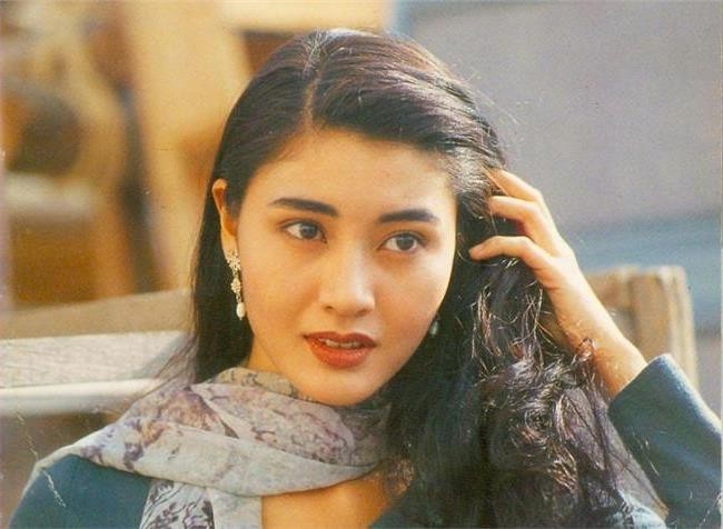 Hoa hậu đẹp nhất Hồng Kông Lý Gia Hân bị chỉ trích vì đăng ảnh thân mật quá mức, ăn mặc hớ hênh khi ở cùng con trai-1