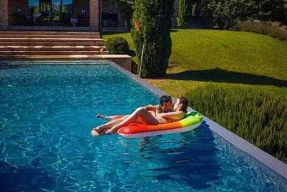 Hoa hậu đẹp nhất Hồng Kông Lý Gia Hân bị chỉ trích vì đăng ảnh thân mật quá mức, ăn mặc hớ hênh khi ở cùng con trai-6