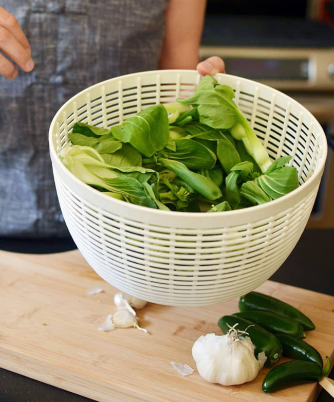 Chị em cần thuộc nằm lòng bí quyết này để rau xào luôn xanh mướt, bóng đẹp, không hề thâm đen!-2