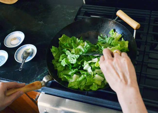 Chị em cần thuộc nằm lòng bí quyết này để rau xào luôn xanh mướt, bóng đẹp, không hề thâm đen!-3
