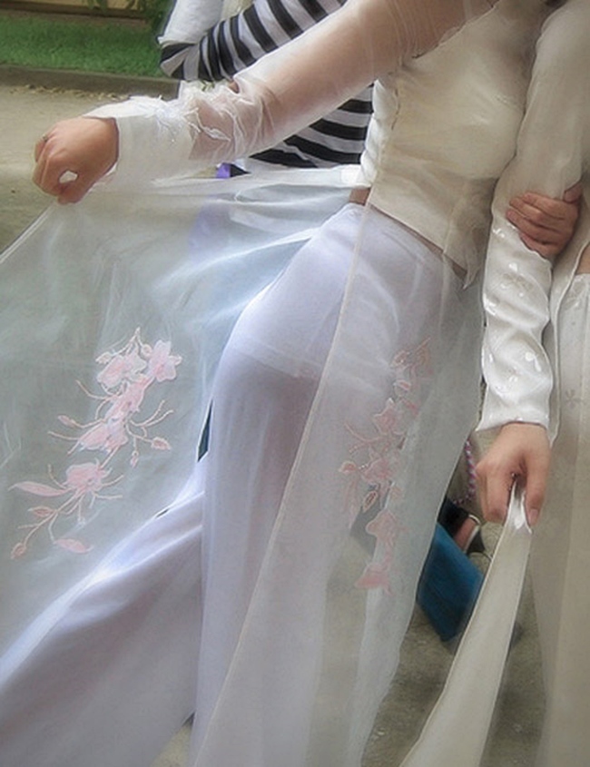 Nhức mắt trước loạt người đẹp mặc áo dài trong suốt phản cảm-8