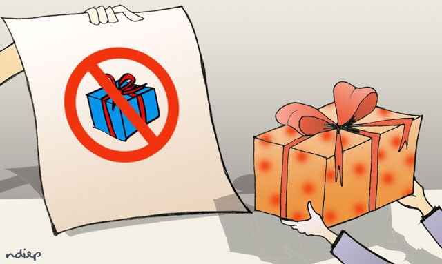 Mua chiếc ví làm quà tặng ngày 20/11 nhưng bị cô giáo trả lại, câu chuyện đang trở thành chủ đề tranh cãi gay gắt của hội phụ huynh-2