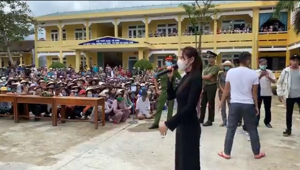 Thủy Tiên viện trợ tại Huế: Nán lại chụp ảnh cùng các thầy cô, chúc mừng ngày Nhà giáo Việt Nam-1