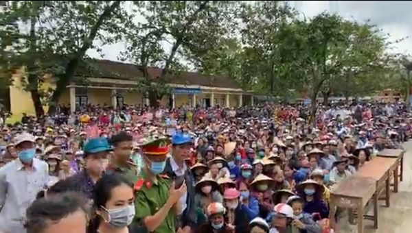 Thủy Tiên viện trợ tại Huế: Nán lại chụp ảnh cùng các thầy cô, chúc mừng ngày Nhà giáo Việt Nam-2