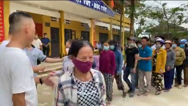 Thủy Tiên viện trợ tại Huế: Nán lại chụp ảnh cùng các thầy cô, chúc mừng ngày Nhà giáo Việt Nam-3