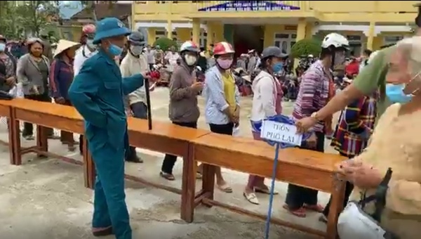 Thủy Tiên viện trợ tại Huế: Nán lại chụp ảnh cùng các thầy cô, chúc mừng ngày Nhà giáo Việt Nam-4
