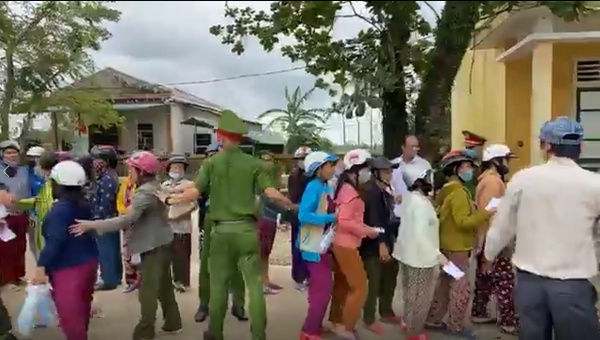 Thủy Tiên viện trợ tại Huế: Nán lại chụp ảnh cùng các thầy cô, chúc mừng ngày Nhà giáo Việt Nam-5