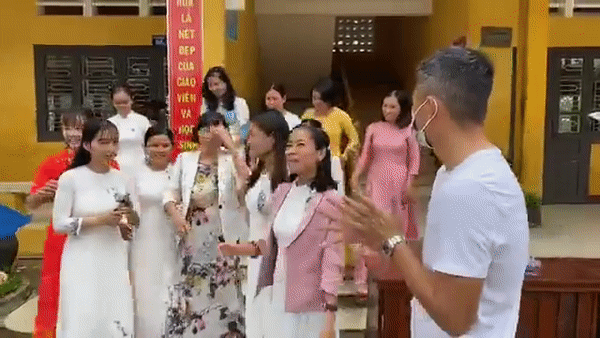 Thủy Tiên viện trợ tại Huế: Nán lại chụp ảnh cùng các thầy cô, chúc mừng ngày Nhà giáo Việt Nam-6