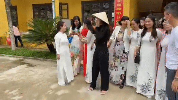 Thủy Tiên viện trợ tại Huế: Nán lại chụp ảnh cùng các thầy cô, chúc mừng ngày Nhà giáo Việt Nam-8